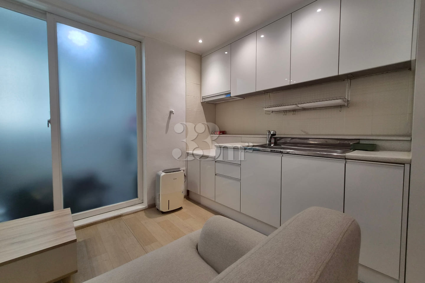Spacious studio apartment right next to Cheon 4th image