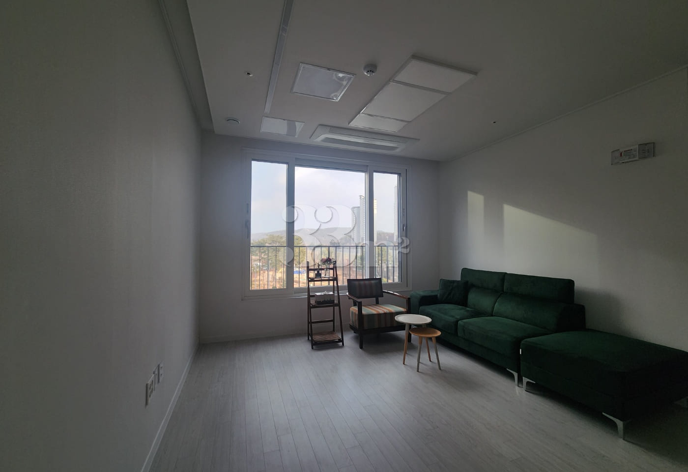 Apartment-style layout: 2 bathrooms 4th image