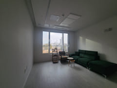 Apartment-style layout: 2 bathrooms 4th image