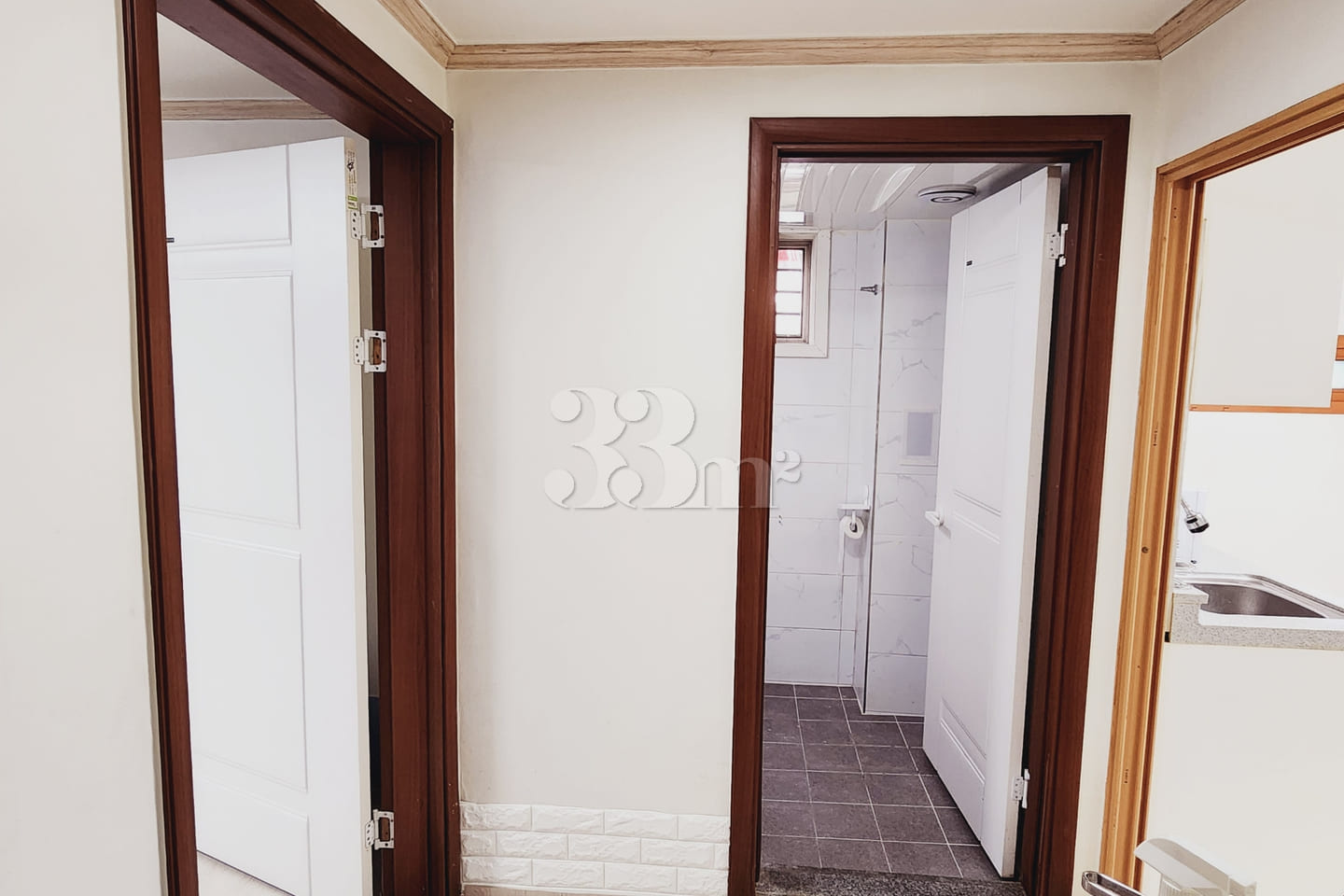 Fully furnished studio (Unit 4) with parking  11th image