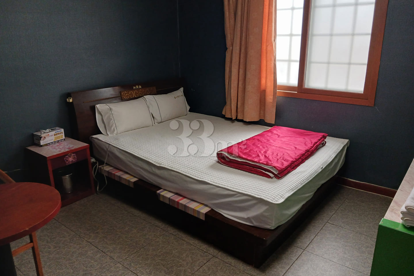 Motel bed room 0th image