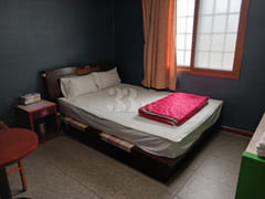 Motel bed room 0th image