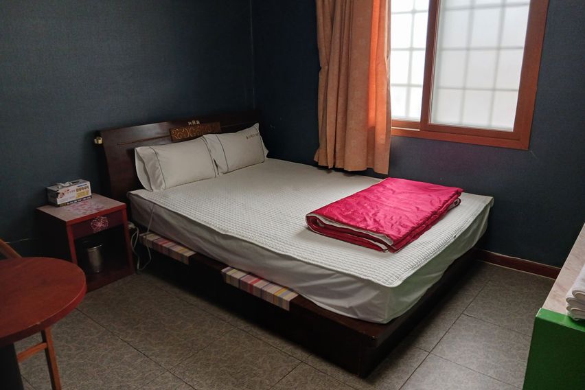 Motel bed room 0th image