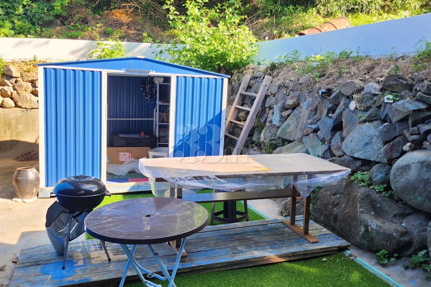 Blue House on the Hill at Dangpo Port 8th image