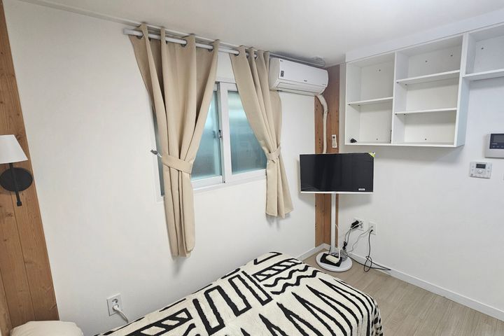 A charming, fully furnished home 7th image