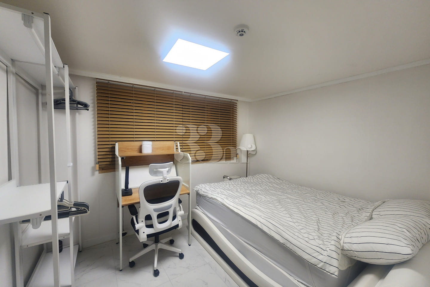 Fully furnished 2-room unit with a spacious l 4th image