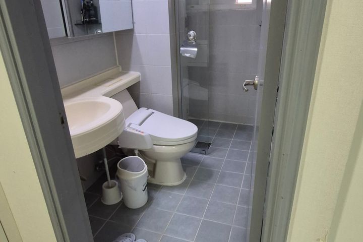 Spacious and quiet room near Sinsa Station 9th image