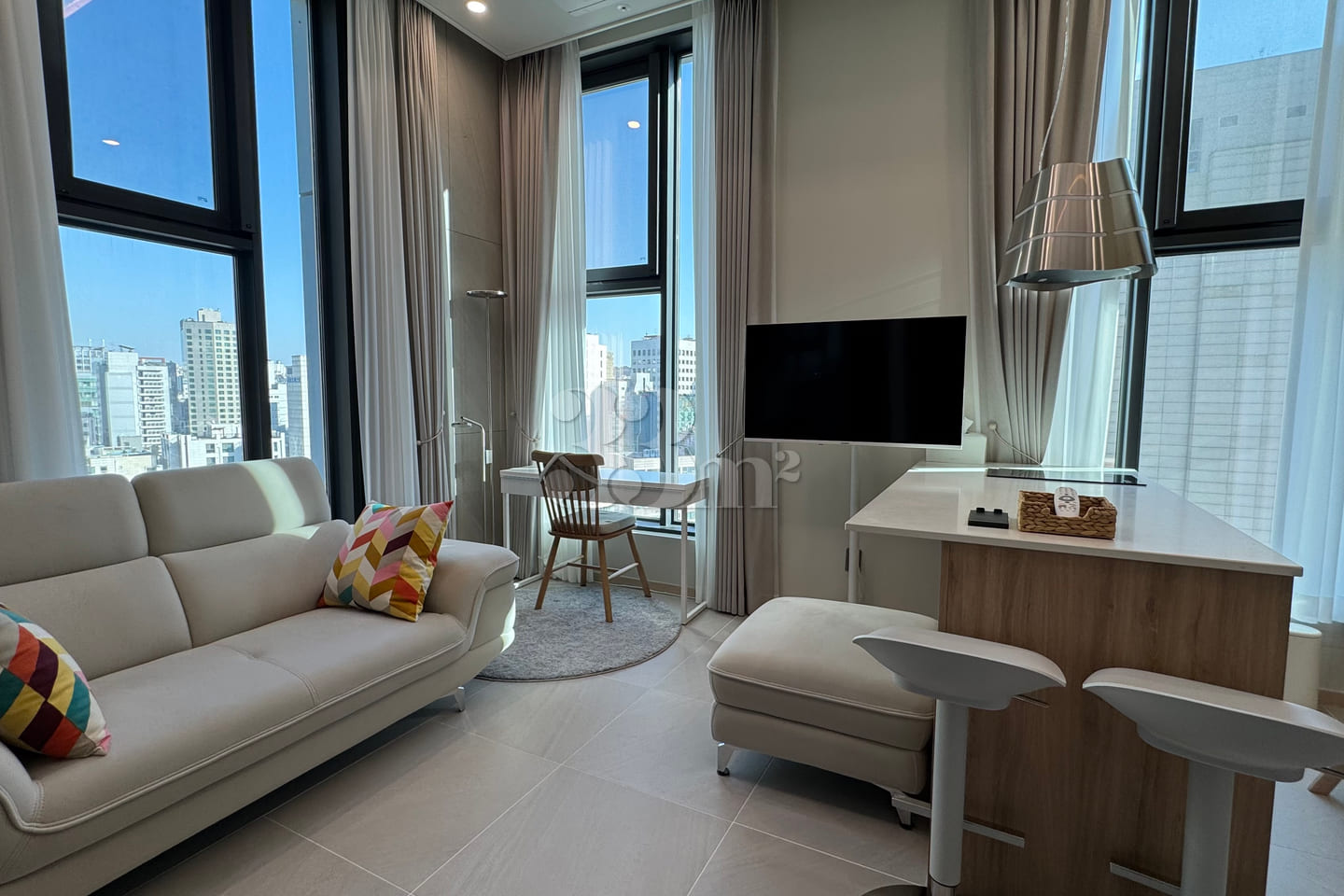 Luxury 10th-floor unit in the city center 6th image