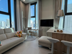 Luxury 10th-floor unit in the city center 6th image