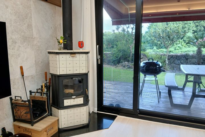 Three-bedroom detached house with a fireplace 15th image