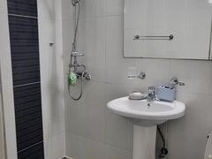 Spacious room, stylish room, close to the sta 13th image