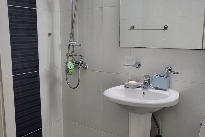 Spacious room, stylish room, close to the sta 13th image