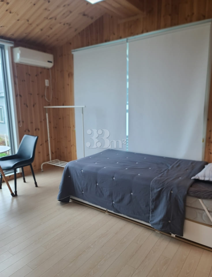Two-room unit with an ocean view in Aewol, Je 5th image