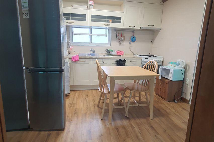 Minimalist Detached House 5th image