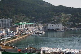 Renovated 52-pyeong seaside apartment 2th image