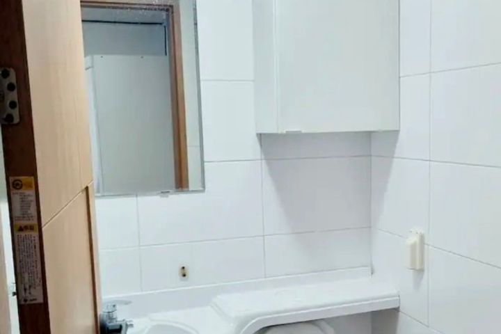 Room 104 6th image