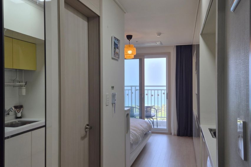 Ocean view, cooking and laundry available. 1th image