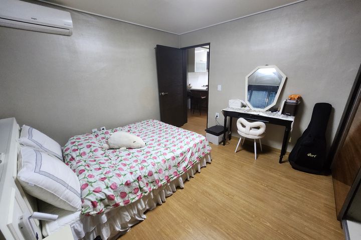 Two-room apartment with a private rooftop nea 6th image