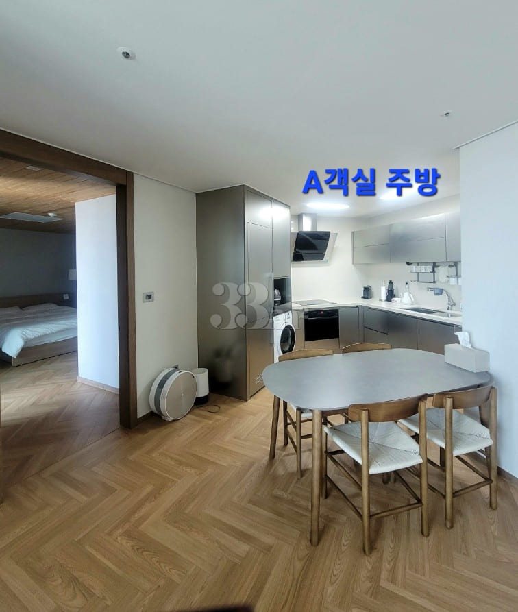 Booking G7 Connecting Suite 17th image