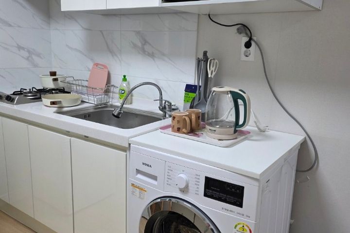 Remodeled studio apartment, 7 minutes from th 7th image