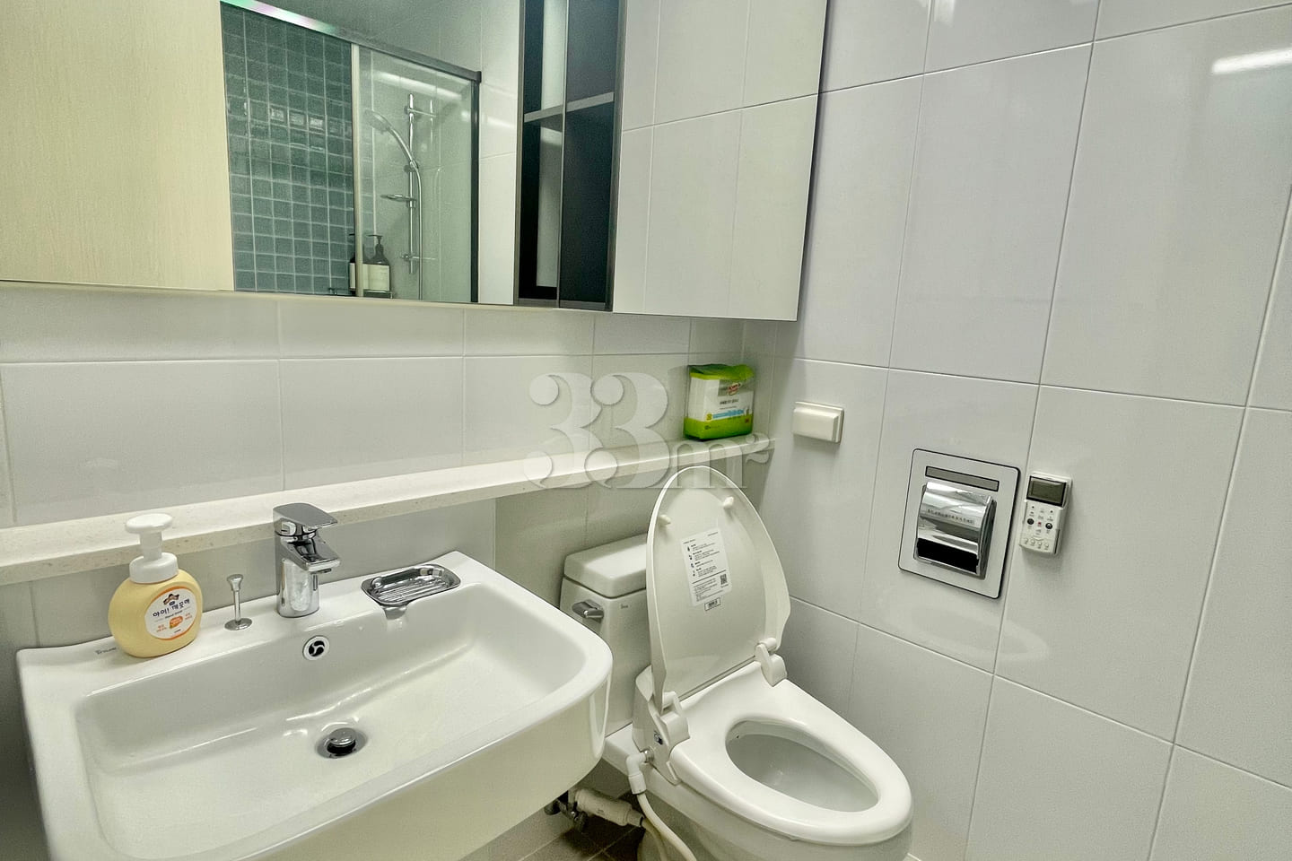 Fully furnished apartment in the prime area o 8th image
