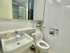 Fully furnished apartment in the prime area o 8th image