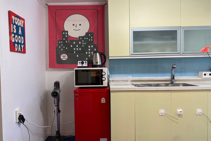 5 minutes from Sinchon Station / 1st floor, p 8th image
