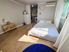 Hotel-style bedding for two in Sillim 2th image