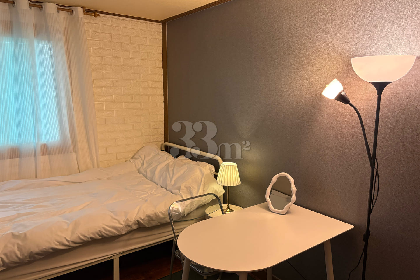 A pleasant room right next to the subway stat 1th image