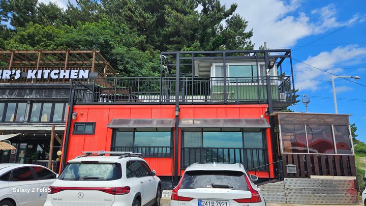 A house with a great ocean view. 방 이미지