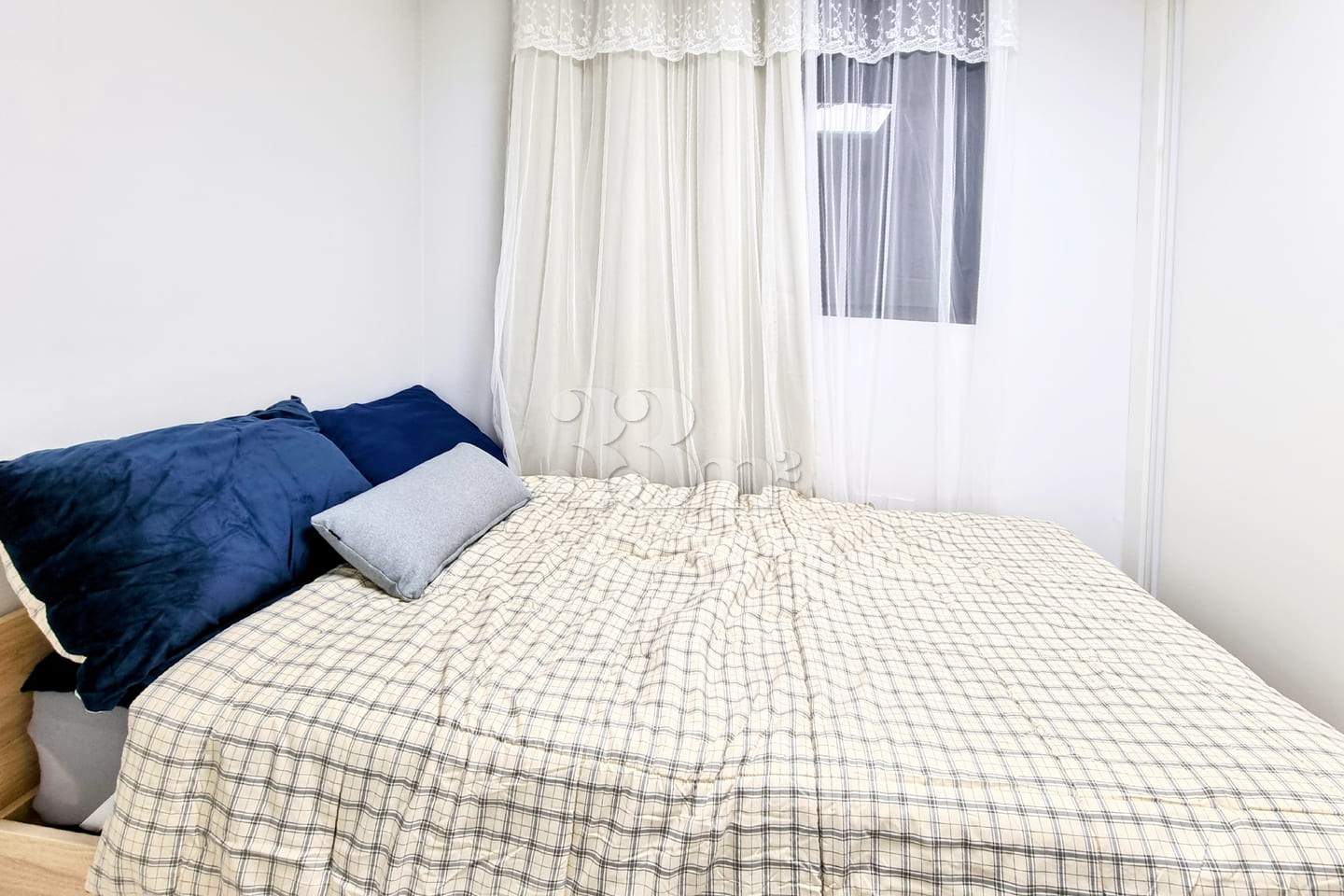 Sunny, fully furnished unit 6th image