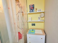 Shower room on the women-only floor 3th image