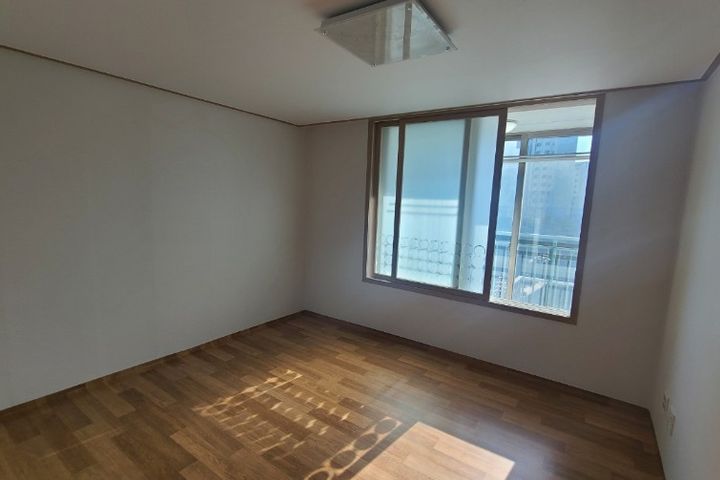 An apartment with incredible airflow 3th image