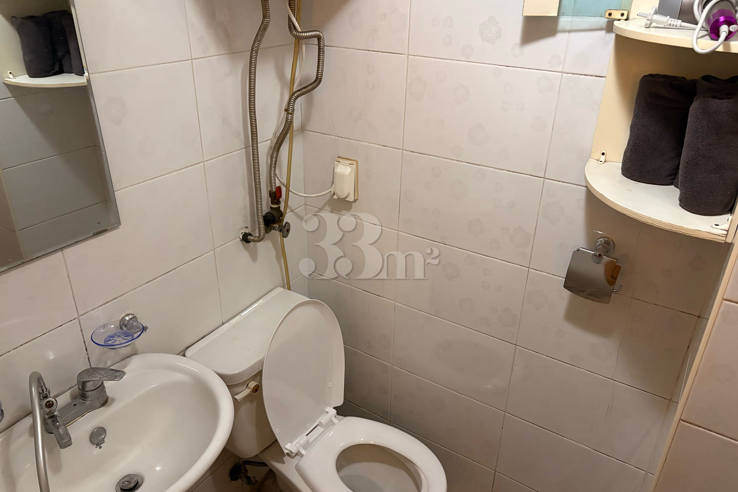 A pleasant room right next to the subway stat 12th image