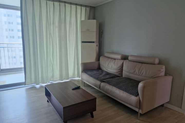 Fully furnished, stylish space just 5 minutes 4th image