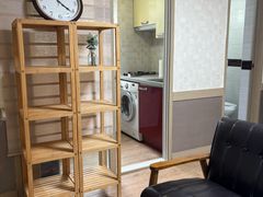 Large studio apartment near the subway statio 4th image