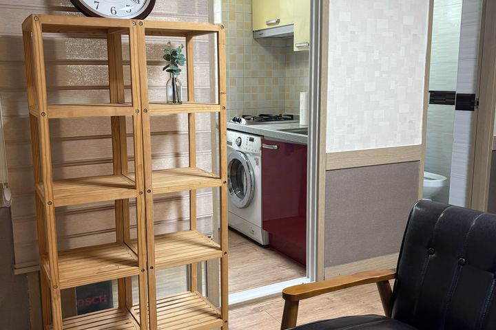 Large studio apartment near the subway statio 4th image