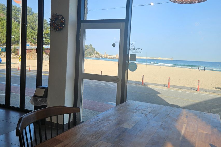 삼척 증산해변 품은 방