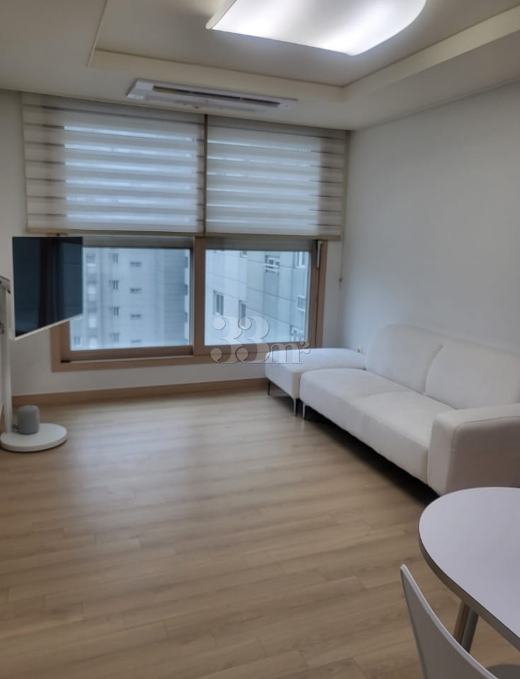 Neat, white-themed two-room unit near Beomeo 3th image