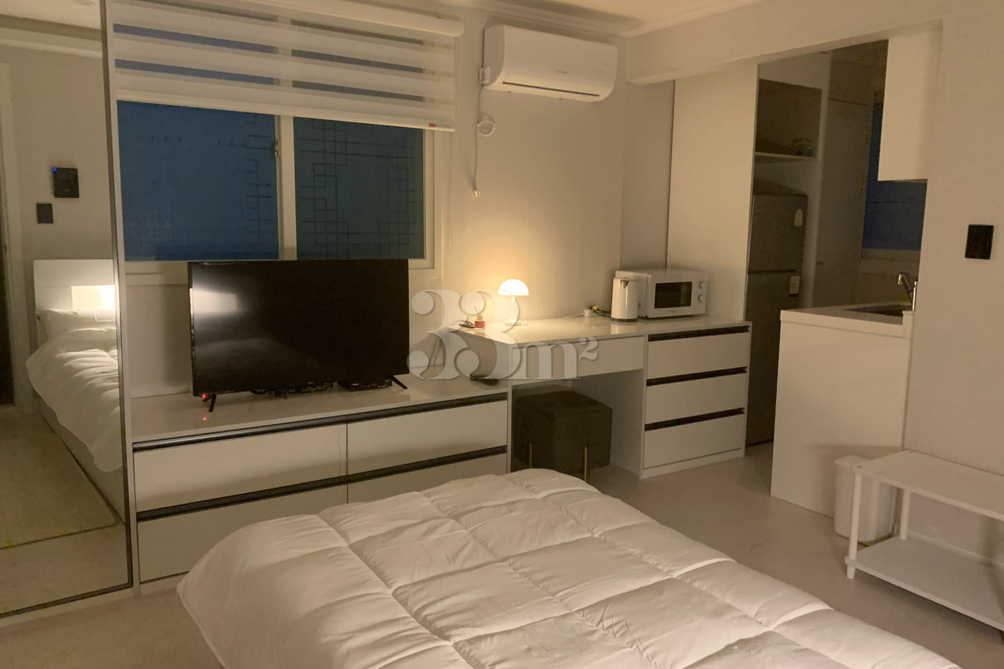 Hotel-style White Room Fully Furnished 0th image