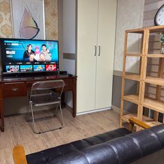 Large studio apartment near the subway statio Unit Image