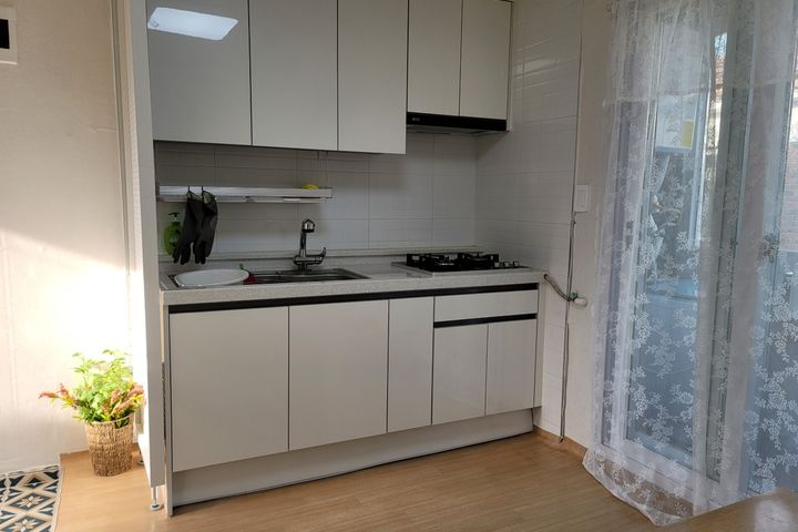 4. Fully renovated, 2 rooms with good natural 10th image