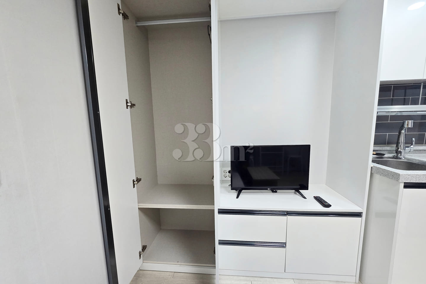 Newly remodeled 2-room apartment 2th image