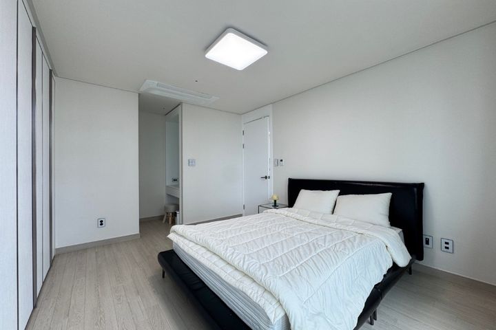 Newly remodeled, fully furnished, 3 rooms 12th image