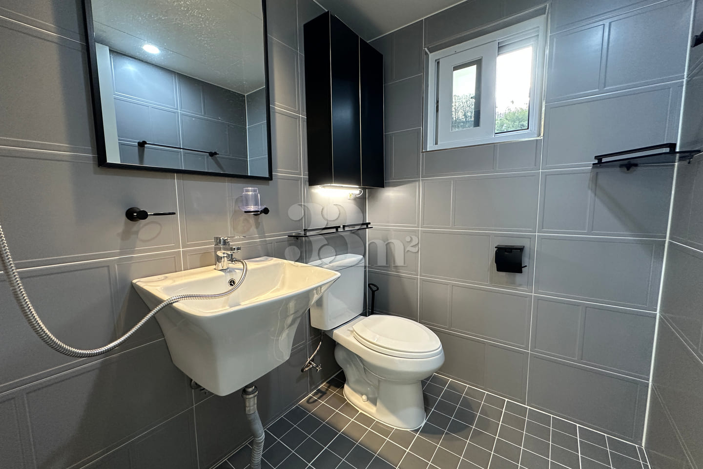 Hotel-style White Room Fully Furnished 9th image