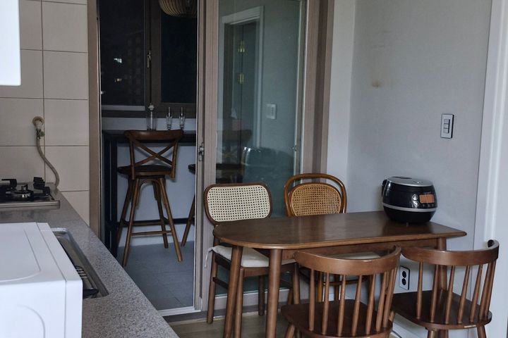 Fully furnished, stylish space just 5 minutes 8th image