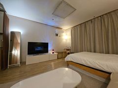 5 minutes from Gasan Station. Room with a ter 7th image