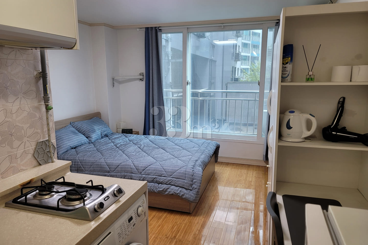 A room spacious enough for two people. 0th image