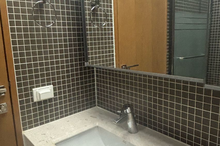 Connection to the International Business Dist 7th image