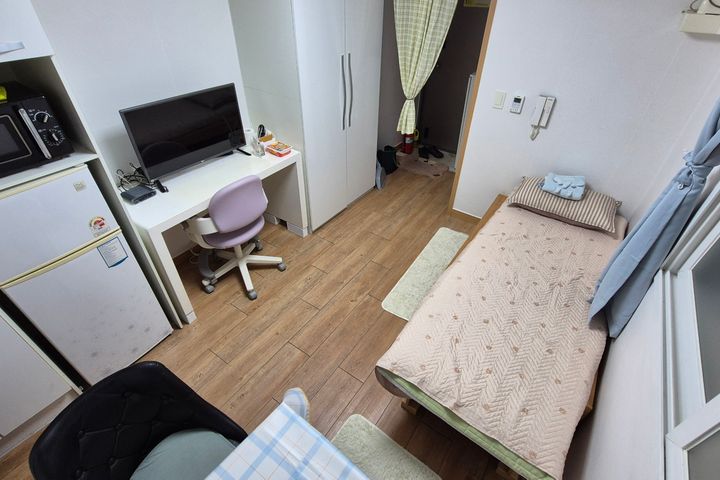 Fully furnished studio apartment, walking dis 0th image